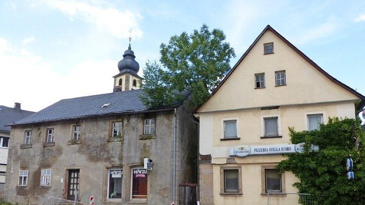 Die beiden Gebäude Marktstraße 12 (rechts) und 14 in Marktleugast werden abgerissen, die frei werdende Fläche wird neu gestaltet. Foto: Klaus-Peter Wulf