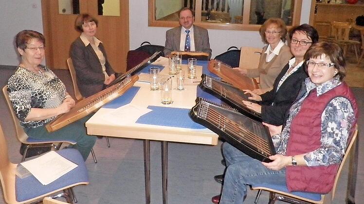 Die Zithergruppe "Saitenspiel" gibt am Freitag ein Adventskonzert. Foto: Karl-Heinz Hofmann