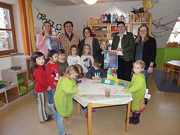 Schüler und Kindergartenkinder werden ein buntes Fosenöchter-Dorf gestalten. Das Bild zeigt einige Kinder mit (von links), der Leiterin der Kindertagesstätte Unterelsbach Bianca Hippeli, Schulleiterin Doris Weidenhammer, der Leiterin des Kindergartens Oberelsbach, Bürgermeisterin Birgit Erb und Karthin Wimmer (Tourismus Gemeinde Oberelsbach). Foto: Marion Eckert