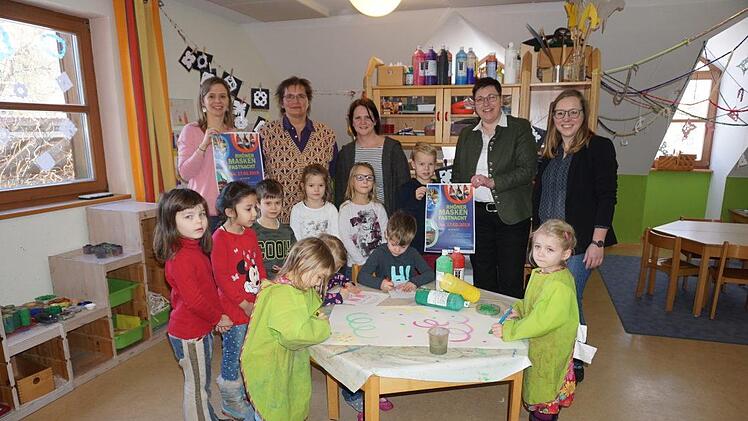Schüler und Kindergartenkinder werden ein buntes Fosenöchter-Dorf gestalten. Das Bild zeigt einige Kinder mit (von links), der Leiterin der Kindertagesstätte Unterelsbach Bianca Hippeli, Schulleiterin Doris Weidenhammer, der Leiterin des Kindergartens Oberelsbach, Bürgermeisterin Birgit Erb und Karthin Wimmer (Tourismus Gemeinde Oberelsbach). Foto: Marion Eckert