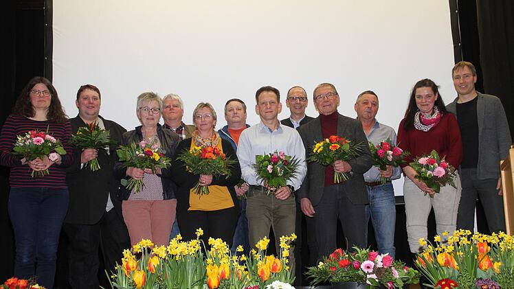 Vorstellung der neuen Ortsvereinsvorsitzenden und Verabschiedung ihrer Vorgänger mit Kreisvorsitzendem Christian Meißner (Fünfter von rechts) und Kreisfachberater Michael Stromer (rechts) Foto: Gerda Völk