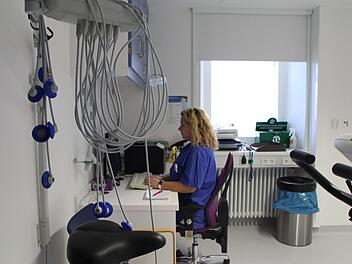 In der neuen internistischen Ambulanz werden unter anderem EKG, Langzeit-EKG und Langzeit-Blutdruckmessung geprüft. Fotos: Franziska Rieger