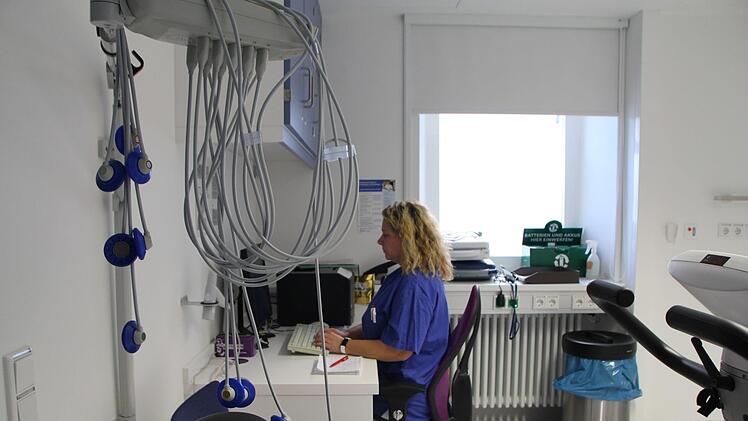 In der neuen internistischen Ambulanz werden unter anderem EKG, Langzeit-EKG und Langzeit-Blutdruckmessung geprüft. Fotos: Franziska Rieger