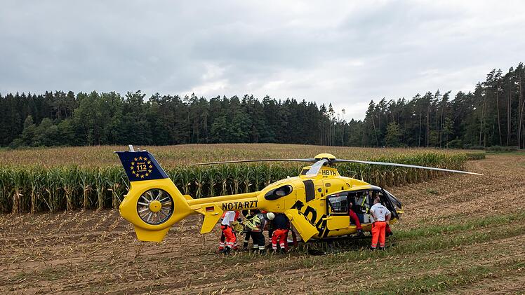 Lkw-Fahrer bei Unfall in F&uuml;hrerhaus eingeklemmt