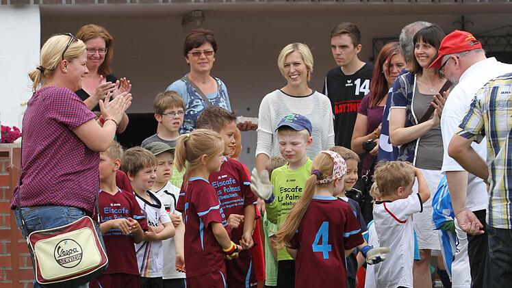 Sogar die Buben und Mädchen aus dem Kindergarten Kirchlauter traten zu Einlagespielen an. Foto: Günther Geiling