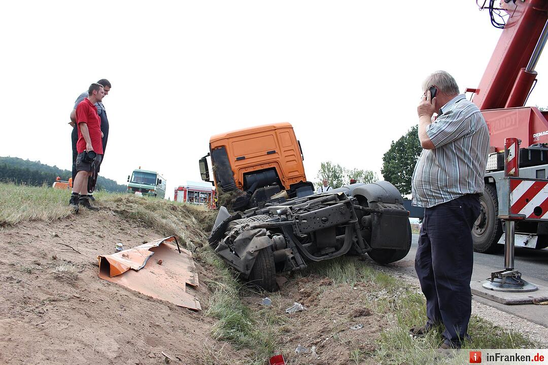 Muellabfuhr kommt von Strasse ab und landet im Graben