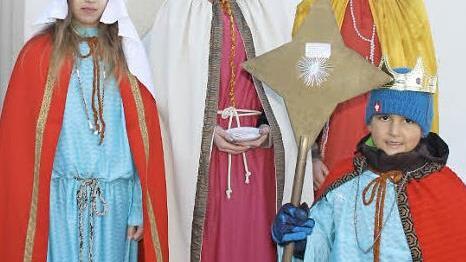 Die Sternsinger aus Schönbach mit Diakon Joachim Stapf Foto: C. Kleinhenz