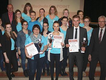Haßfurts Sportlerin des Jahres 2017 wurde Balletttänzerin Lorraine Bühl (vorne Mitte). Bei den Herren setzte sich Kickboxer Marco Krüger (rechts daneben) durch. Als beste Mannschaft wählte die Jury die Ballettschule "On Point" (vorne links Trainerin Uta Möller-Reuß). Bürgermeister Günter Werner (rechts) und HT-Sportredakteur Matthias Lewin (hinten links) gratulierten den Gewinnern. Foto: Ralf Naumann