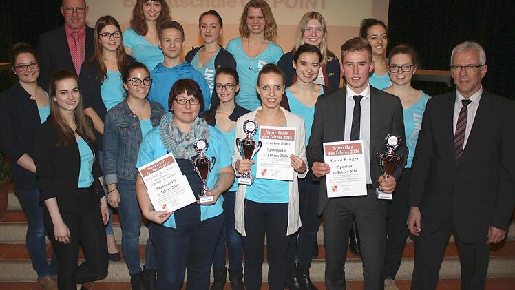 Haßfurts Sportlerin des Jahres 2017 wurde Balletttänzerin Lorraine Bühl (vorne Mitte). Bei den Herren setzte sich Kickboxer Marco Krüger (rechts daneben) durch. Als beste Mannschaft wählte die Jury die Ballettschule "On Point" (vorne links Trainerin Uta Möller-Reuß). Bürgermeister Günter Werner (rechts) und HT-Sportredakteur Matthias Lewin (hinten links) gratulierten den Gewinnern. Foto: Ralf Naumann