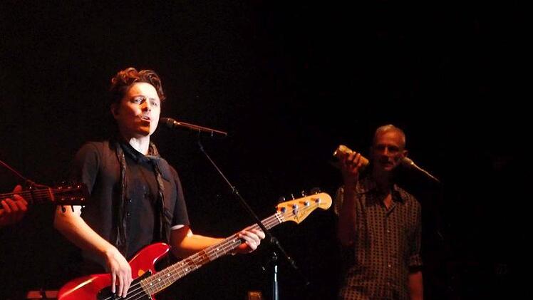 Umjubelter Auftritt: Michael Patrick Kelly fasziniert im ausverkauften Schlosshof von Tambach. Foto: Jochen Berger