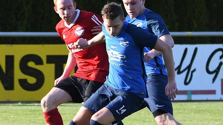 Lorenz Kotschenreuther (rotes Trikot) und der DJK-SV Neufang haben im Saisonendspurt noch Chancen auf den Relegationsrang 2. Dort steht derzeit die SpVgg Lettenreuth mit Krzystof Jankowiak (rechts) und Sebastian Treusch (Mitte), die am Samstag die DJK Lichtenfels zum Topspiel empfängt.  Foto: Gunter Czepera