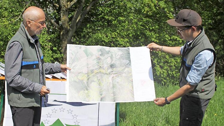 Klaus Stangl und Martin Ringer stellen das Gebiet vor.  Foto: Schmitt