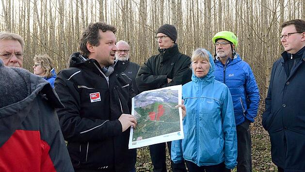 Auf dem Krautsberg informierte Matthhias K&ouml;rner (mit Karte) den Ausschuss &uuml;ber einen geplanten Solarpark in N&auml;he von Fischbach.  Foto: K.- H. Hofmann