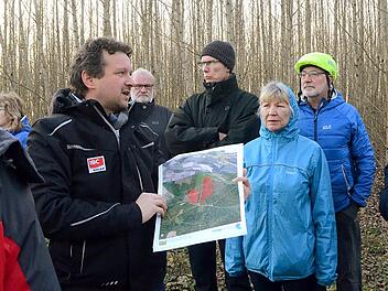 Auf dem Krautsberg informierte Matthhias Körner (mit Karte) den Ausschuss über einen geplanten Solarpark in Nähe von Fischbach.  Foto: K.- H. Hofmann