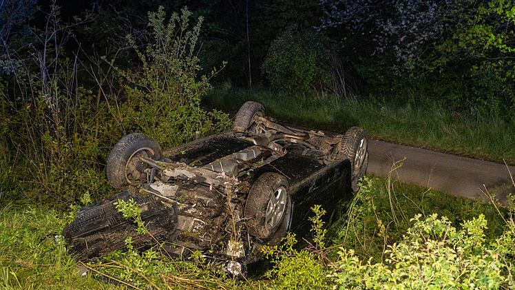 Kurioser Unfall auf der A70: Touran mit Einjährigem an Bord überschlägt sich neben Fahrbahn