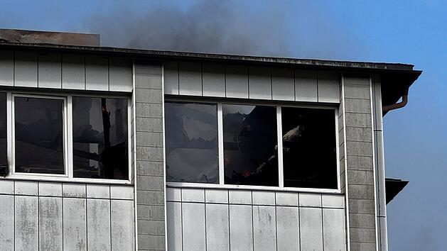 Dachstuhlbrand auf ehemaligem Betriebsgel&auml;nde &ndash; Gro&szlig;aufgebot der Feuerwehr im Einsatz