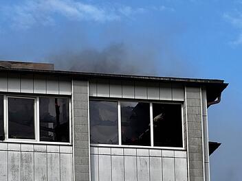 Dachstuhlbrand auf ehemaligem Betriebsgelände – Großaufgebot der Feuerwehr im Einsatz