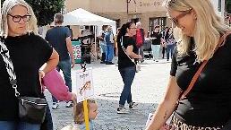 Greta (6 Jahre) brauchte etwas Unterstützung von ihrer Oma am Mitmachparcours des TSV 1860 Staffelstein.