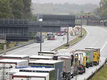 A6 bei Nürnberg: Sperrung nach LKW-Unfall mit Gefahrgut