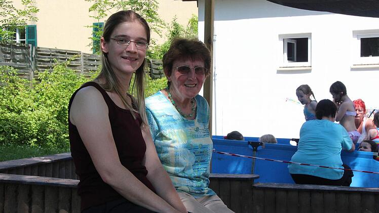 Zwei Generationen freuen sich auf das 50-jährige Jubiläum: Die aktuelle Kita-Leiterin Miriam Wölfert (links) mit Anita Wank, der ersten Leiterin der Kindertagesstätte im Bad Rodacher Ortsteil Elsa. Fotos: Thomas Heuchling/privat