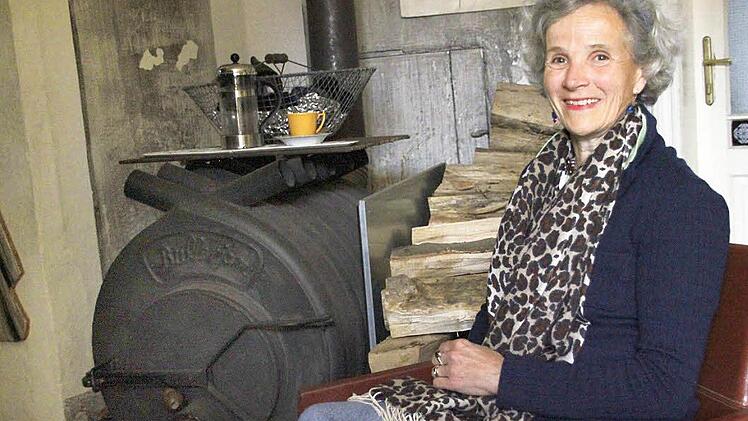 Am Holzofen tankt Cornelia von Aufseß bei einer Tasse Tee wieder Kraft.   Foto: Josef Hofbauer