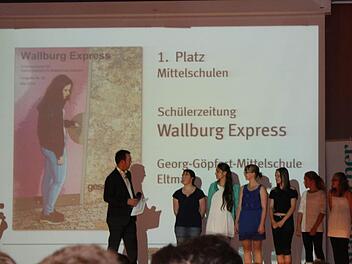 Stellvertretend für alle Mitarbeiter des "Wallburg Express" nahmen (von links) Julia Zeis, Adila Muratowa, Cindy Clow, Lisa Heller, Lena Zeis und Marina Baum in München die Auszeichnung entgegen. Der betreuende Lehrer Richard Künzel und der stellvertretende Schulleiter Waldemar Baumann begleiteten die jungen Redakteurinnen. Foto: privat