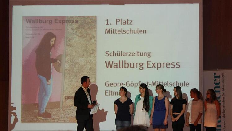 Stellvertretend für alle Mitarbeiter des "Wallburg Express" nahmen (von links) Julia Zeis, Adila Muratowa, Cindy Clow, Lisa Heller, Lena Zeis und Marina Baum in München die Auszeichnung entgegen. Der betreuende Lehrer Richard Künzel und der stellvertretende Schulleiter Waldemar Baumann begleiteten die jungen Redakteurinnen. Foto: privat