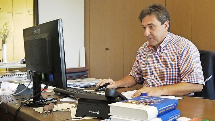 Im Bürgermeister-Büro im Untersiemauer Rathaus hat Rolf Rosenbauer so gut wie nichts verändert. Nur der Bildschirm ist neu.  Foto: Ulrike Nauer