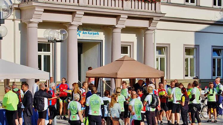 Übernachtung in Bad Kissingen: 40 Radler mit und ohne Handicap besuchten nach 700 Kilometern Radtour die Kurstadt. Foto: Sigismund von Dobschütz