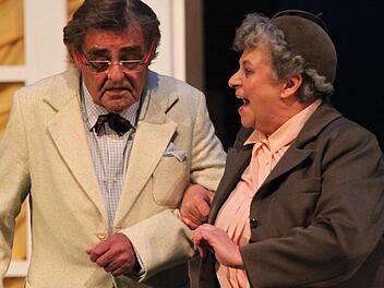 Eines der Stücke in diesem Jahr: "Miss Marple - Mord im Pfarrhaus": Unser Bild zeigt Miss Marple (Sonja Bayer), die sich Dr. John Haycock (Horst Thor) zur Seite nimmt, um mehr über das Opfer zu erfahren und den Mord im Pfarrhaus aufzuklären. Fotos: Archiv/Jürgen Gärtner