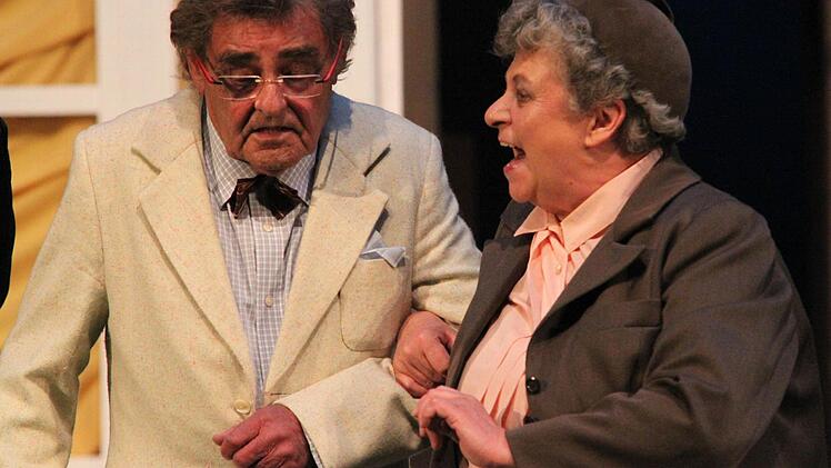 Eines der Stücke in diesem Jahr: "Miss Marple - Mord im Pfarrhaus": Unser Bild zeigt Miss Marple (Sonja Bayer), die sich Dr. John Haycock (Horst Thor) zur Seite nimmt, um mehr über das Opfer zu erfahren und den Mord im Pfarrhaus aufzuklären. Fotos: Archiv/Jürgen Gärtner