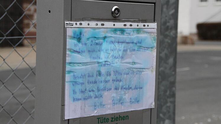 Ein völlig verwaschenes Schild: Eine Hundehalterin bittet inständig darum, die Dog-Station auch zu benutzen. Foto: Ulrike Müller