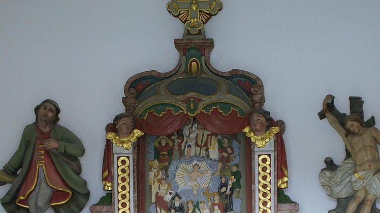 Am Altar der Franzosenkapelle steht, warum sie errichtet wurde.  Foto: Winfried Ehling