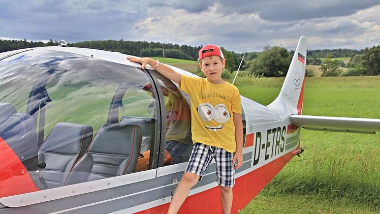 Lässig an der Fliegerkabine. Der sechsjährige Copilot Leon