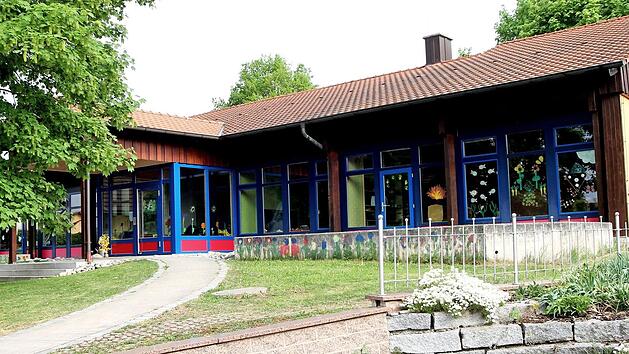 Blick auf den Kindergarten von Breitbrunn, der energetisch mit einer neuen Heizung und auch in seinen Sanit&auml;ranlagen saniert wird. In den Sommermonaten wird mit dem Austausch der Heizung begonnen und 2019 sollen die weiteren Ma&szlig;nahmen ausgef&uuml;hrt werden. Foto: G&uuml;nther Geiling