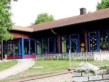 Blick auf den Kindergarten von Breitbrunn, der energetisch mit einer neuen Heizung und auch in seinen Sanitäranlagen saniert wird. In den Sommermonaten wird mit dem Austausch der Heizung begonnen und 2019 sollen die weiteren Maßnahmen ausgeführt werden. Foto: Günther Geiling