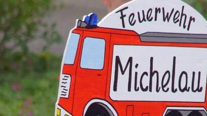 Die ehrenvolle Aufgabe, das Schild "seiner" Michelauer Feuerwehr tragen zu d&uuml;rfen, erf&uuml;llt diesen Jungen mit Stolz.Mario Deller