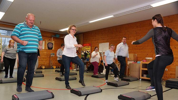 Gabor Palmai, Anita Kenyeres (vordere Reihe von links) und Werkstattleiter Thomas Porkristl (rechts außen) machen zusammen mit den Lebenshilfe-Beschäftigten die Übungen von Sportlehrerin Rana Kurtischi nach. Arkadius Guzy