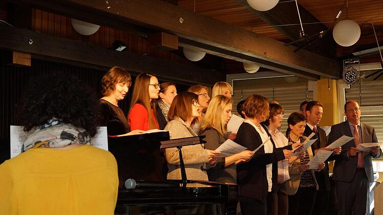 Das Lehrerkollegium singt für den Schulleiter. Foto: Arkadius Guzy