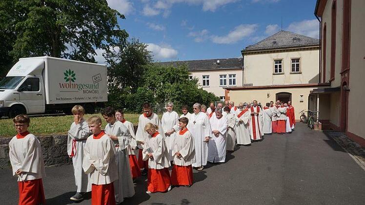 Fahnenabordnungen der örtlichen Vereine und Verbände und die  Ministranten aus allen zur Pfarreiengemeinschaft gehörigen Gemeinden  zogen Pfarrer Thurn voran in die Kirche. Marion Eckert