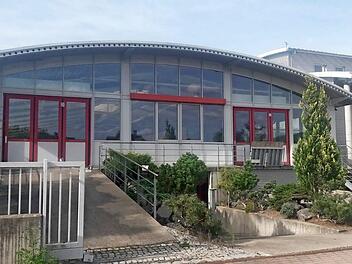 Einst wurde in dem Gebäude Gewerbe ausgeführt. Nun hat die Gemeinde Stockheim die "Scholz-Halle" erworben. Die Stützpunktfeuerwehr wird dort künftig mit ihr Domizil haben. Foto: Veronika Schadeck