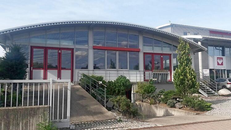 Einst wurde in dem Gebäude Gewerbe ausgeführt. Nun hat die Gemeinde Stockheim die "Scholz-Halle" erworben. Die Stützpunktfeuerwehr wird dort künftig mit ihr Domizil haben. Foto: Veronika Schadeck