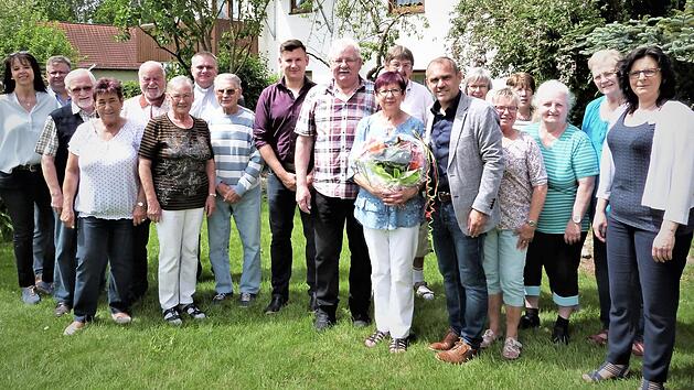 Das Jubelpaar im Kreise der Gratulanten Foto: Werner Rei&szlig;aus