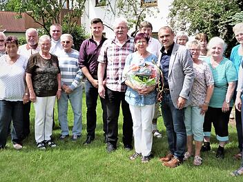 Das Jubelpaar im Kreise der Gratulanten Foto: Werner Reißaus