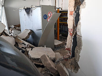 Aschaffenburg: Verteilerkasten explodiert - Stromausfall in Stadtteil und beschädigte Autos Aschaffenburg: Verteilerkasten explodiert - Stromausfall in Stadtteil und beschädigte Autos