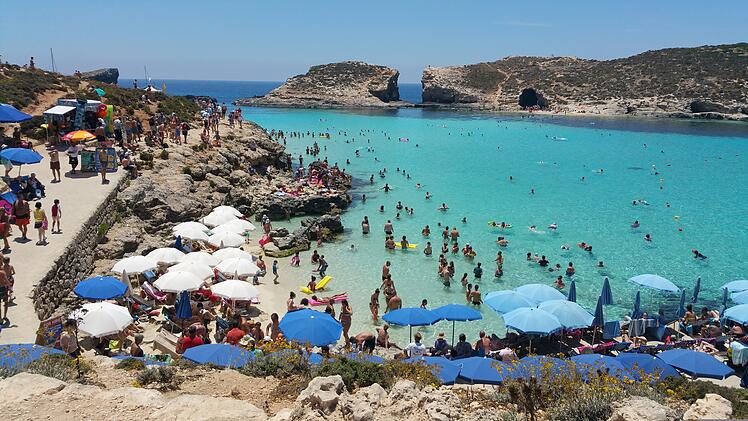 Comino sagt dem Massentourismus den Kampf an: Malta begrenzt den Zugang zur beliebten Insel. Was das für Urlauber, Natur und Einheimische bedeutet.