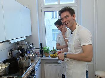 Final-Gastgeber Freddy (rechts) bekommt Schnippelhilfe von Kumpel Jonas - und Video-Coaching von seiner Mama.