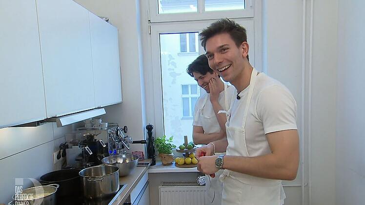 Final-Gastgeber Freddy (rechts) bekommt Schnippelhilfe von Kumpel Jonas - und Video-Coaching von seiner Mama.
