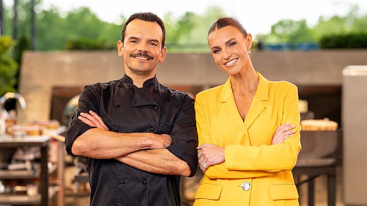 Einmal im Fu&szlig;ballstadion die Grill-Show aufziehen: TV-Koch Steffen Henssler und Moderatorin Laura Wontorra haben da eine Idee.