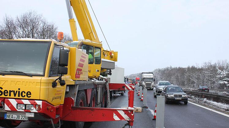 Stundenlang war eine Fahrspur auf der A3 Richtung Süden gesperrt. Foto: Andreas Dorsch